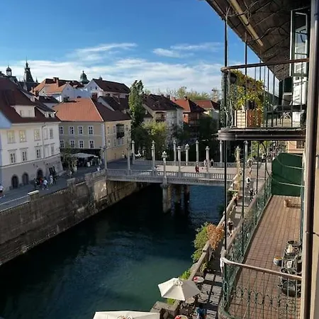 Romantic Old Town Flat With River View ليوبليانا