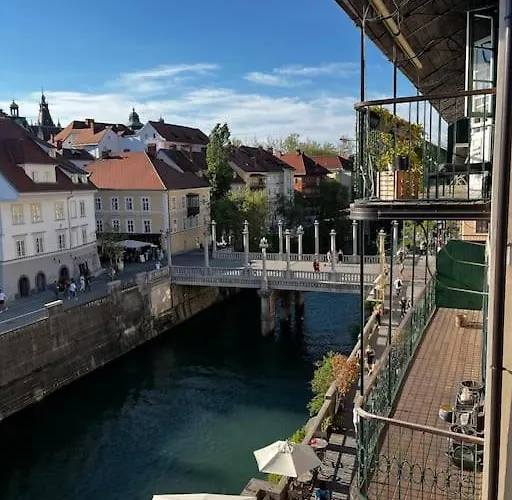 Romantic Old Town Flat With River View ليوبليانا