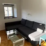 Апартаменти Romantic Old Town Flat With River View *